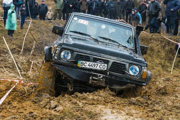 Off-road vehicle brand Nissan (No. 277) overcomes the track — Stock Photo, Image