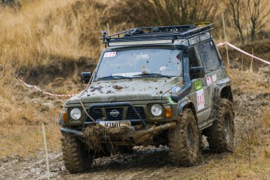 Off-Road araç marka Nissan (No 312) parça üstesinden gelir.