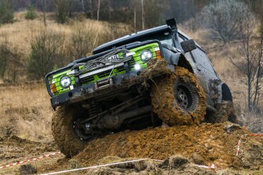 Off-Road araç marka Nissan parça üstesinden gelir.