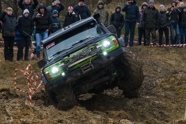 トラックを克服するオフロード車ブランド日産 (303 号) — ストック写真