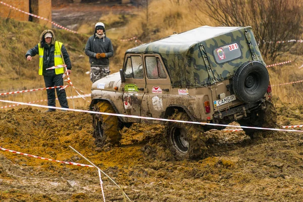 Εκτός δρόμου οχήματα μάρκας Uaz υπερνικά ένα κομμάτι — Φωτογραφία Αρχείου