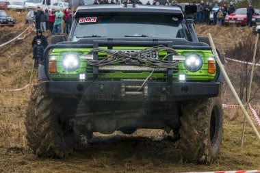 Off-Road araç marka Nissan parça üstesinden gelir.