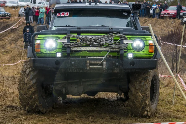 Off-Road araç marka Nissan parça üstesinden gelir.