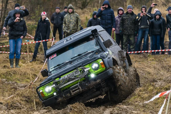 Terénních vozidel značky Nissan překonává trať — Stock fotografie