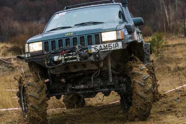 Todoterreno vehículo marca jeep cherokee supera una pista —  Fotos de Stock