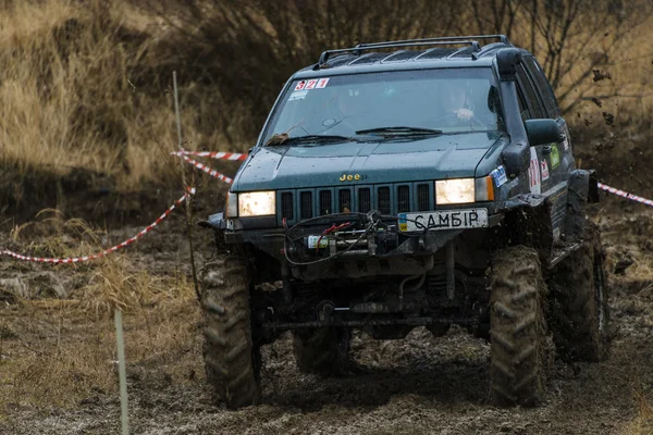 Off-road vehicle brand Jeep Cherokee overcomes a track — Stock Photo, Image