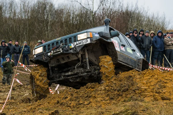 Fuoristrada marchio jeep cherokee supera una pista — Foto Stock