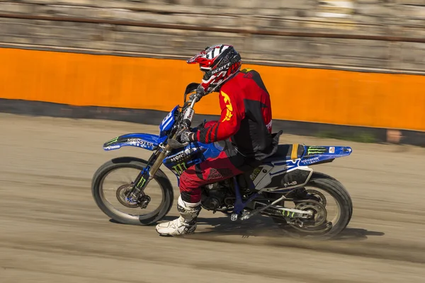 Okänd rider övervinner spåret — Stockfoto