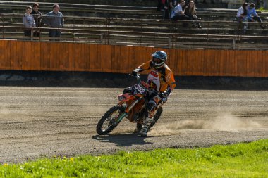 Bilinmeyen binici parça üstesinden gelir.