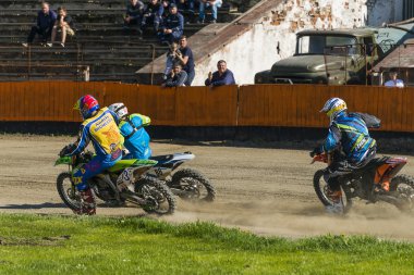 Bilinmeyen biniciler parça üstesinden gelir