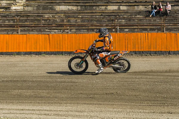 Okänd rider övervinner spåret — Stockfoto