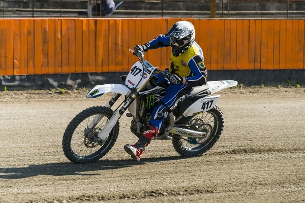 Okänd rider övervinner spåret — Stockfoto