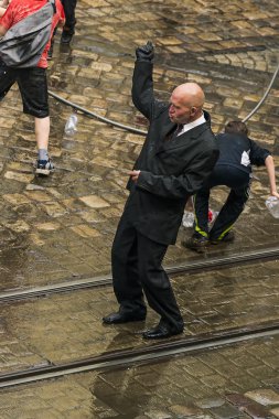 Kel adam insanlar arasında dans