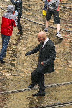 Kel adam insanlar arasında dans