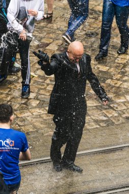 Kel adam insanlar arasında dans