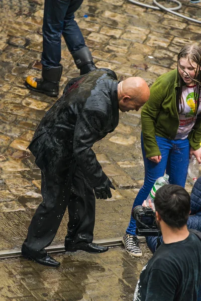 Kel adam insanlar arasında dans