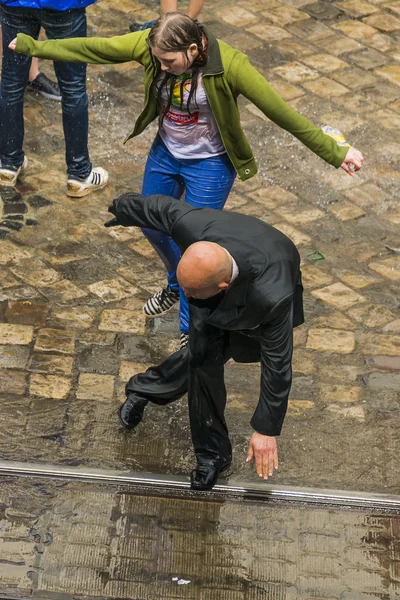 Kel adam insanlar arasında dans