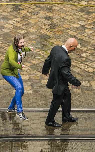 Skallig man dansa bland ett folk — Stockfoto