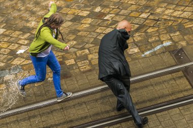 Kel erkekler dans ile ıslak kız