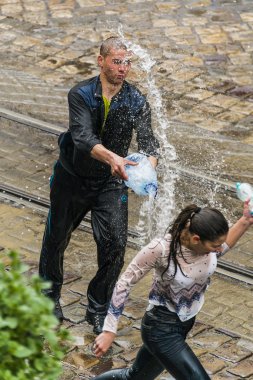 Adam kadın su dökülen.
