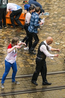 Kel erkekler dans ile ıslak kız