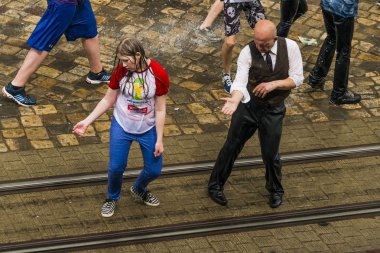 Kel bir erkekle dans ıslak kız