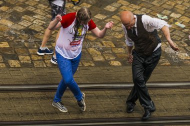 Kel erkekler ile ıslak kız dans