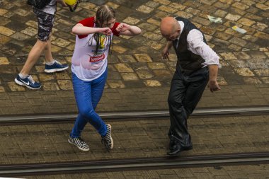 Kel erkekler ile ıslak kız dans