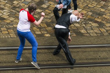 Kel erkekler dans ile ıslak kız