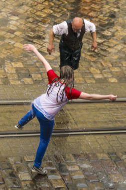 Kel erkekler ile ıslak kız dans