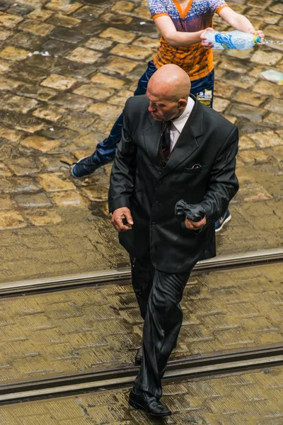 Kel adam insanlar arasında dans