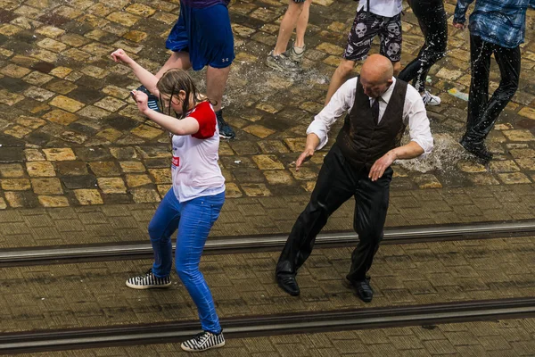 Kel bir erkekle dans ıslak kız