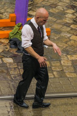 Kel adam insanlar arasında dans