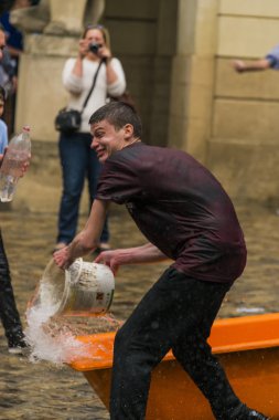 Mutlu çocuklar birbirlerine su dökme.