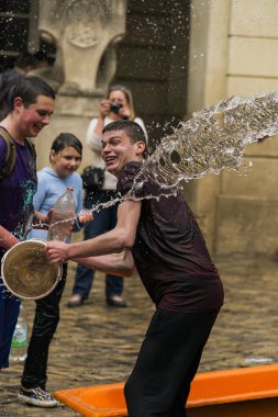 Mutlu çocuklar birbirlerine su dökme.