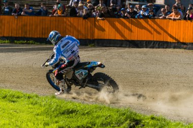 Bilinmeyen binici parça üstesinden gelir.