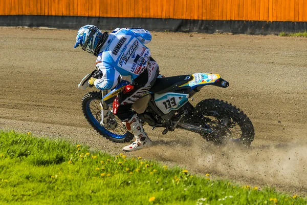 Okänd rider övervinner spåret — Stockfoto