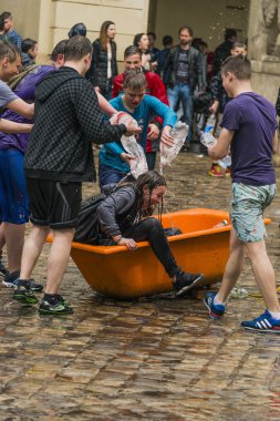 Mutlu çocuklar kız su dökme