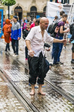 Kel adam insanlar arasında dans