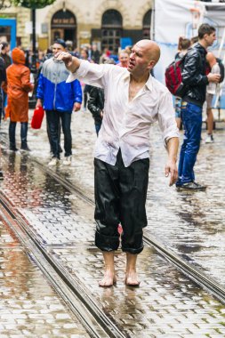 Kel adam insanlar arasında dans