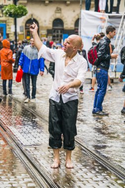 Kel adam insanlar arasında dans