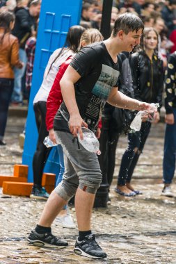 Mutlu çocuk birbirlerine su dökme.