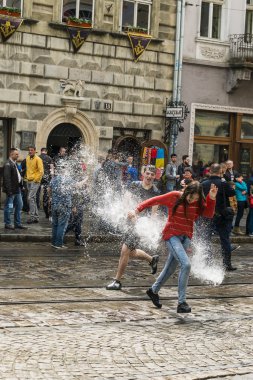 Mutlu çocuklar birbirlerine su dökme.