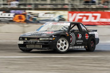 Bilinmeyen sürücü üzerinde otomobil markası Nissan parça üstesinden gelir.