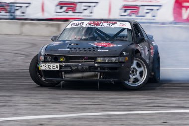 Bilinmeyen sürücü üzerinde otomobil markası Nissan parça üstesinden gelir.