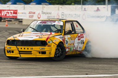 Bilinmeyen sürücü otomobil markası Bmw üzerinde parça üstesinden gelir.