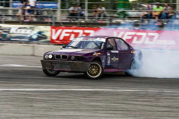 Cavaleiro desconhecido na marca de carro BMW supera a pista — Fotografia de Stock