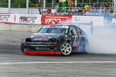 Bilinmeyen sürücü Honda otomobil markası üzerinde parça üstesinden gelir.