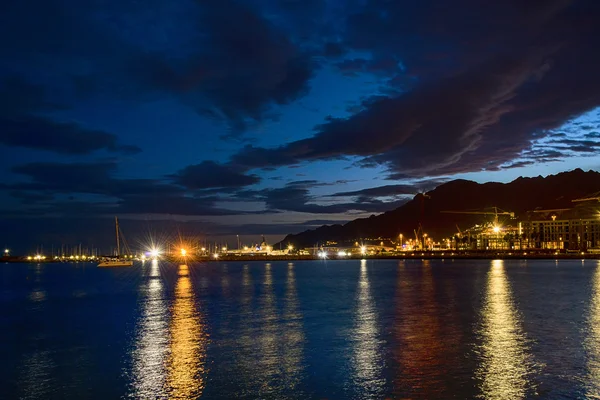 Bağlantı noktası Salerno gece görünümü