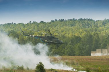 Ukrayna Hava Kuvvetleri helikopter bölge airdrop bırakır